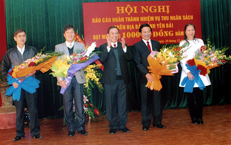 Chủ tịch UBND tỉnh Phạm Duy Cường tặng hoa cho những đơn vị hoàn thành tốt nhiệm vụ thu ngân sách năm 2012.