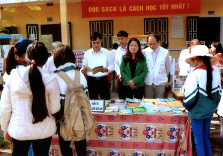 Công đoàn ngành giáo dục thị xã Nghĩa Lộ trưng bày sách tại lễ hưởng ứng “Tuần lễ học tập suốt đời” năm 2012.
