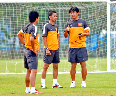 Ban huấn luyện của đội tuyển tại AFF Cup 2012 đều từ chối ngồi “ghế nóng” vì cách làm của VFF.