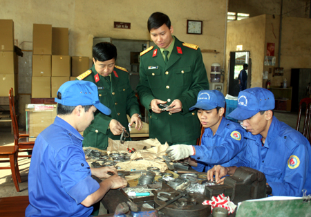 Lãnh đạo Công ty trực tiếp xuống từng phân xưởng động viên cán bộ, công nhân thi đua hoàn thành tốt chỉ tiêu được giao.