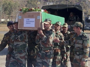 Binh sỹ Ấn Độ khiêng quan tài đồng nghiệp bị sát hại ở Kashmir, ngày 9/1.