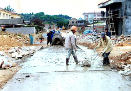 Nhân dân xã Sơn Thịnh tham gia làm đường giao thông nông thôn.
