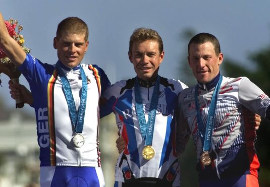Armstrong (ngoài cùng bên phải) khi nhận HCĐ Olympic 2000.