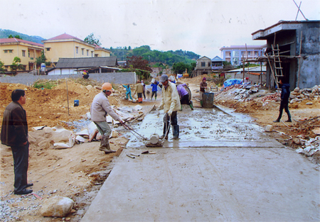 Nhờ làm tốt công tác kiểm tra, giám sát nên các nghị quyết của huyện Văn Chấn đều được nhân dân ủng hộ. (Trong ảnh: Nhân dân xã Sơn Thịnh tham gia bê tông hóa đường giao thông).