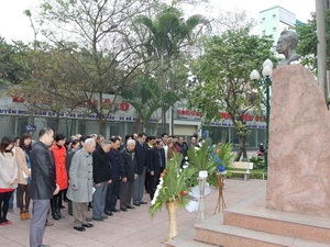 Đặt hoa tại tượng đài Jose Marti ở Hà Nội.