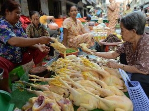 Một quầy bán thịt gà tại chợ ở thủ đô Phnom Penh ngày 29/1.