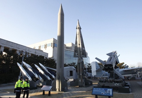 Tên lửa Hàn Quốc và Triều Tiên được trưng bày tại bảo tàng tưởng niệm chiến tranh Triều Tiên ở Seoul, Hàn Quốc.