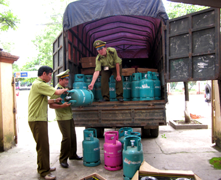 Đội Quản lý thị trường số 4 kiểm tra việc lưu thông, kinh doanh mặt hàng khí đốt hóa lỏng.
(Ảnh: Hồng Vân)