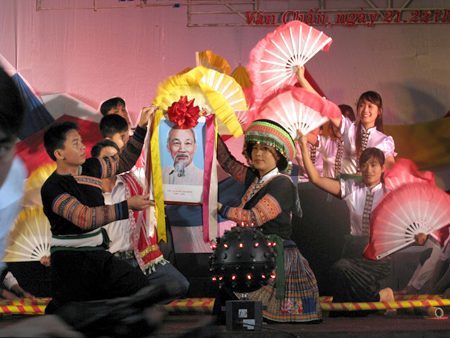 Tiết mục văn nghệ tham gia Liên hoan tiếng hát công nhân viên chức lao động huyện Văn Chấn năm 2012.