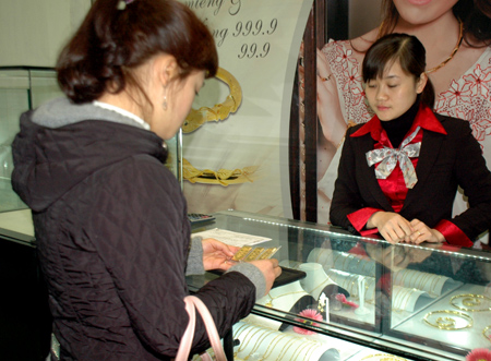 Điểm bán vàng miếng của Công ty cổ phần tập đoàn vàng bạc đá quý Doji tại 71 đường Đinh Tiên Hoàng. Ảnh MQ