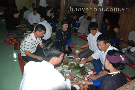 Một bữa cơm tiếp khách với những món ăn độc đáo của người Tày xã Đông Cuông (Văn Yên).