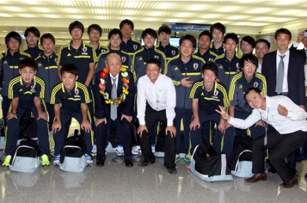 U19 Nhật Bản có mặt đầu tiên ở TP.Hồ Chí Minh vào tối 3/1/2014 .Ảnh: Tuoitre