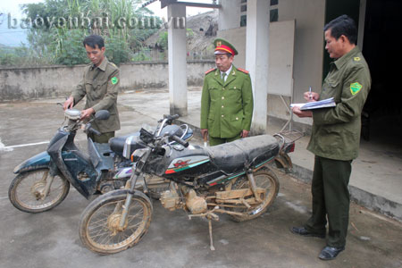 Công an xã kiểm tra phương tiện vi phạm Luật Giao thông đường bộ.
