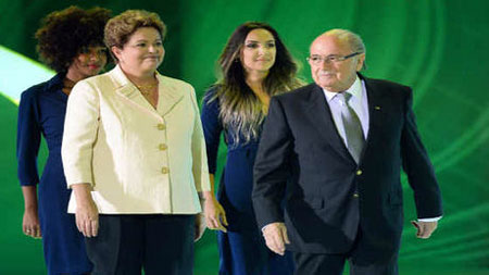 Chủ tịch Sepp Blatter (phải) và Tổng thống Brazil Dilma Roussel.
 

