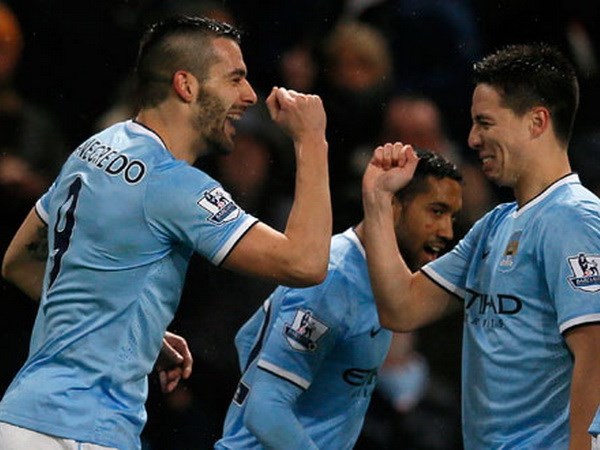 Alvaro Negredo ăn mừng bàn thắng.