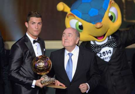 Ông Blatter trao Quả bóng vàng 2013 cho Ronaldo.
