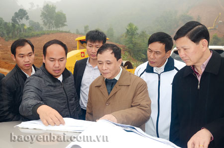 Đồng chí Phạm Duy Cường - Chủ tịch UBND tỉnh Yên Bái kiểm tra tiến độ thi công tuyến đường tránh ngập thành phố Yên Bái.
