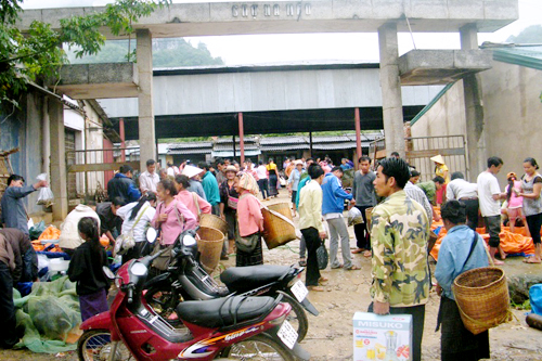 Cách thành phố Thanh Hóa hơn 200 km về phía Tây, chợ Na Mèo (gần cửa khẩu quốc tế Na Mèo, huyện Quan Sơn) là khu chợ biên giới độc đáo nhất xứ Thanh. Mỗi tuần, chợ được tổ chức một lần vào thứ bảy. Phiên đông người và kéo dài nhất chính là ngày thứ bảy cuối cùng trong năm. Hầu hết người đến chợ là cư dân các bản người Mông, Dao Thái ở huyện biên giới Quan Sơn và người dân Lào.