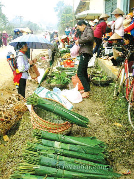 Phiên chợ Tết ở vùng Đông hồ Thác Bà.
