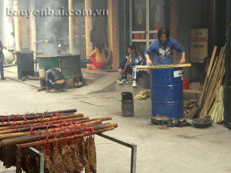 Hàng chục lò sấy lạp sườn trên đường Bùi Thị Xuân.