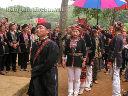 Ông Lý Văn Pẹc làm ông mờ trong một đám cưới.
