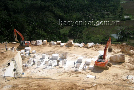 Công nhân công ty TNHH Đá cẩm thạch R.K Việt Nam khai thác tại bãi đá.