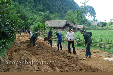 Nhân dân huyện Lục Yên tham gia san tạo mặt đường liên thôn, bản.