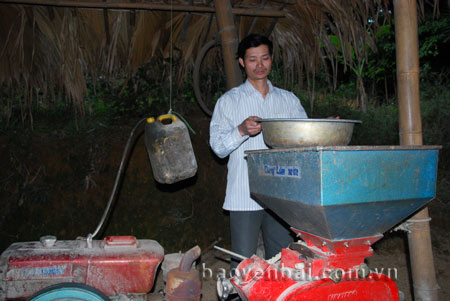 Anh Lý Văn Lương ở thôn 8, xã Yên Thành làm dịch vụ máy xay xát, tăng thu nhập cho gia đình.
