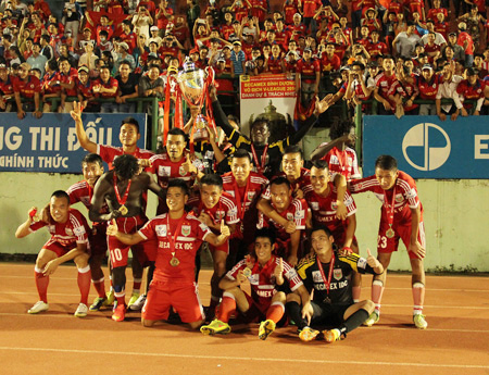 Chiếc cúp vô địch V-League 2015 sẽ có giá 3 tỷ đồng (ảnh: Kim Điền)
