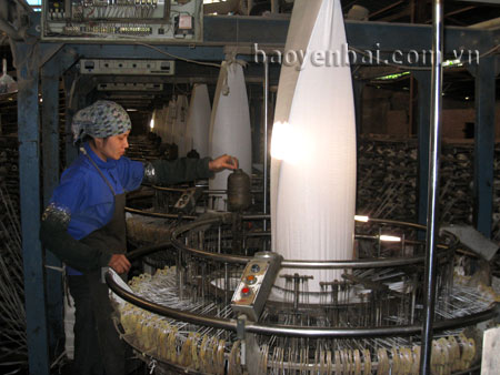 Công nhân Công ty TNHH Yên Phú trong dây chuyền sản xuất bao bì.