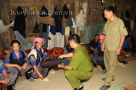 Công an huyện Mù Cang Chải động viên, giúp đỡ đồng bào người Mông vận động người thân cai nghiện ma túy.
