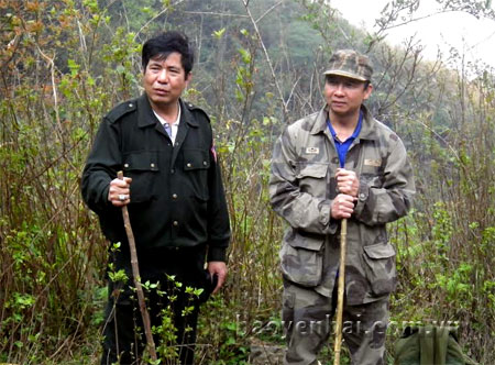 Đồng chí Vũ Quỳnh Khánh (bên phải) - Bí thư Huyện ủy và Đại tá Thẩm Hữu Tiến (bên trái) - Trưởng Công an huyện kiểm tra các điểm xung yếu có nguy cơ tái trồng cây thuốc phiện cao.