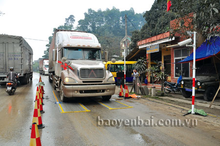 Kiểm tra tải trọng xe lưu động trên quốc lộ 70, địa phận huyện Yên Bình.