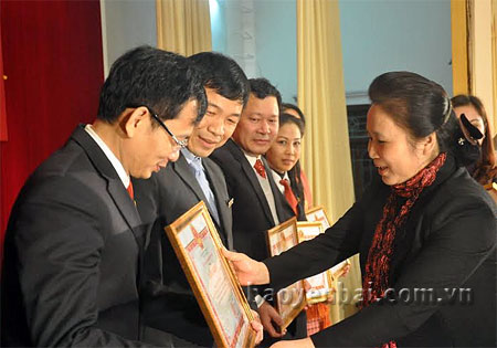 Đồng chí Ngô Thị Chinh tặng bằng khen của UBND tỉnh cho các tập thể và cá nhân.