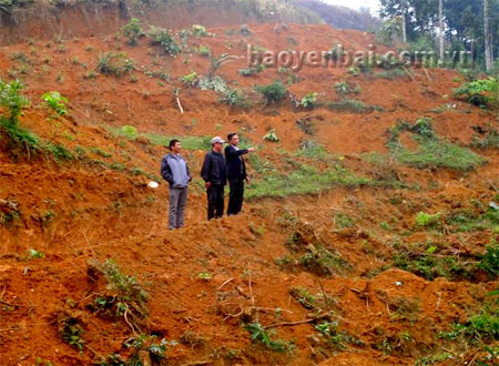 Lãnh đạo xã Hồng Ca, thôn Khuôn Bổ kiểm tra diện tích được cấp giấy chứng nhận quyền sử dụng đất của gia đình ông Sồng A Sang.
