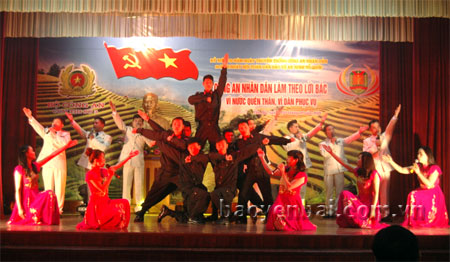 Tiết mục văn nghệ chào mừng Hội thi của Đội văn nghệ xung kích Công an tỉnh Yên Bái.