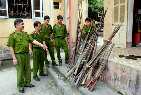 Công an huyện kiểm tra vũ khí, vật liệu nổ thu giữ.
