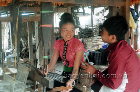 Vợ chồng Hà Văn Thơm, Hà Thị Hom luôn động viên nhau trong công việc hàng ngày.