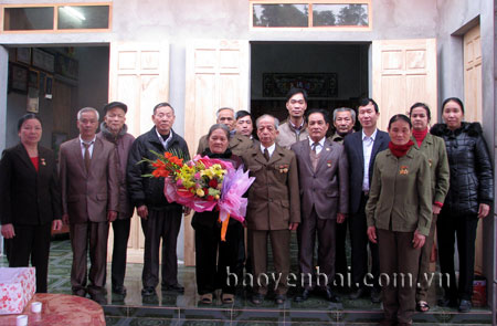 Hội trao nhà tình nghĩa cho cựu TNXP Nguyễn Hữu Hoành, thôn Thanh Bình, xã Phú Thịnh (huyện Yên Bình).