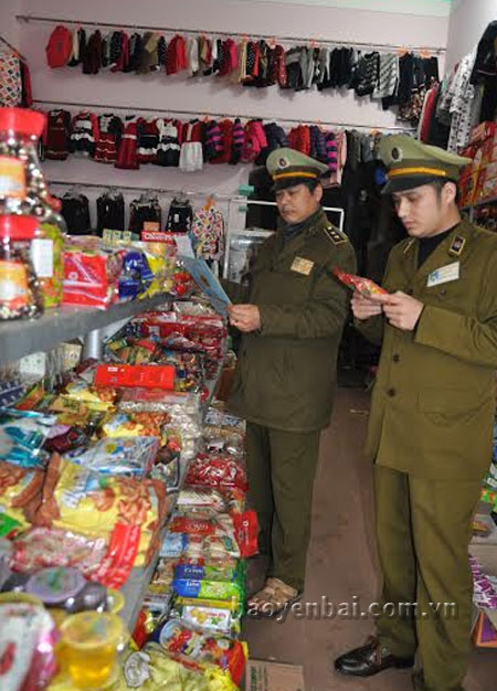 Lực lượng quản lý thị trường thường xuyên có mặt tại các cửa hàng kinh doanh trên địa bàn huyện để kiểm tra các mặt hàng thực phẩm trong dịp tết.
