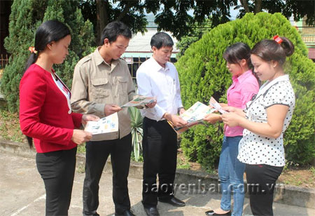 Hội viên Hội Nông dân xã Nậm Búng trao đổi kỹ thuật chăm sóc chè.
