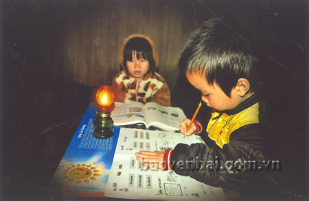 Không có điện, việc học hành của trẻ em ở Nà Chao gặp nhiều khó khăn.