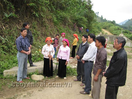 Ông Siều Ngọc Tân (người đứng ngoài cùng, bên trái) tuyên truyền, vận động nhân dân đoàn kết, xây dựng nông thôn mới.
