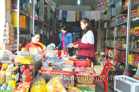 Người dân đến mua hàng tại một cửa hàng bánh kẹo trên đường Đinh Tiên Hoàng, thành phố Yên Bái. (Ảnh: Hùng Cường)