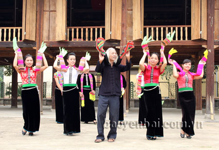 Nghệ nhân sưu tầm văn hóa dân gian dân tộc Thái - Lò Văn Biến truyền dạy 6 điệu xòe cổ cho các hạt nhân nòng cốt.