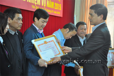 Lãnh đạo Đảng ủy KDN tỉnh trao tặng giấy khen cho các tổ chức cơ sở Đảng  đạt trong sạch vững mạnh tiêu biểu năm 2014.