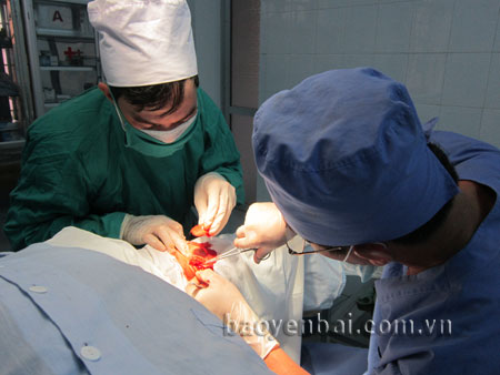 Y, bác sĩ Trung tâm Phòng chống bệnh xã hội tỉnh Yên Bái phẫu thuật cho bệnh nhân bị bệnh phong.
