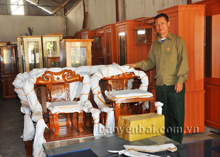 Cửa hàng đồ gỗ của cựu chiến binh Nguyễn Xuân Mai luôn là địa chỉ uy tín, tin cậy của nhiều khách hàng tại huyện Văn Yên.