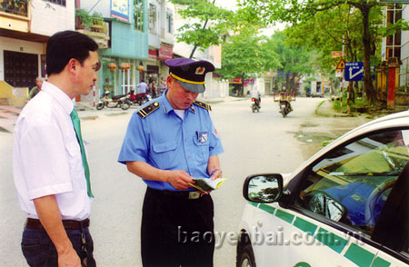 Thanh tra giao thông tỉnh kiểm tra hoạt động taxi trên địa bàn thành phố Yên Bái.