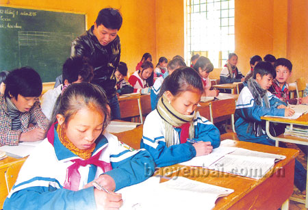 Thầy và trò lớp 6B, Trường Phổ thông Dân tộc bán trú Tiểu học và THCS Xuân Tầm (Văn Yên) trong giờ ôn tập môn Toán.